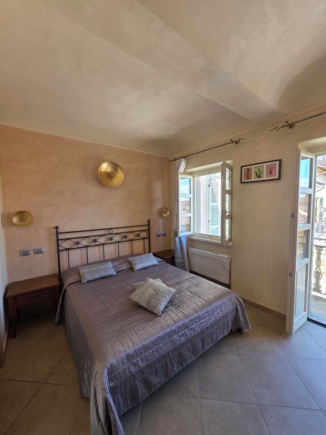 Camera Luxury &middot; applique e finestra