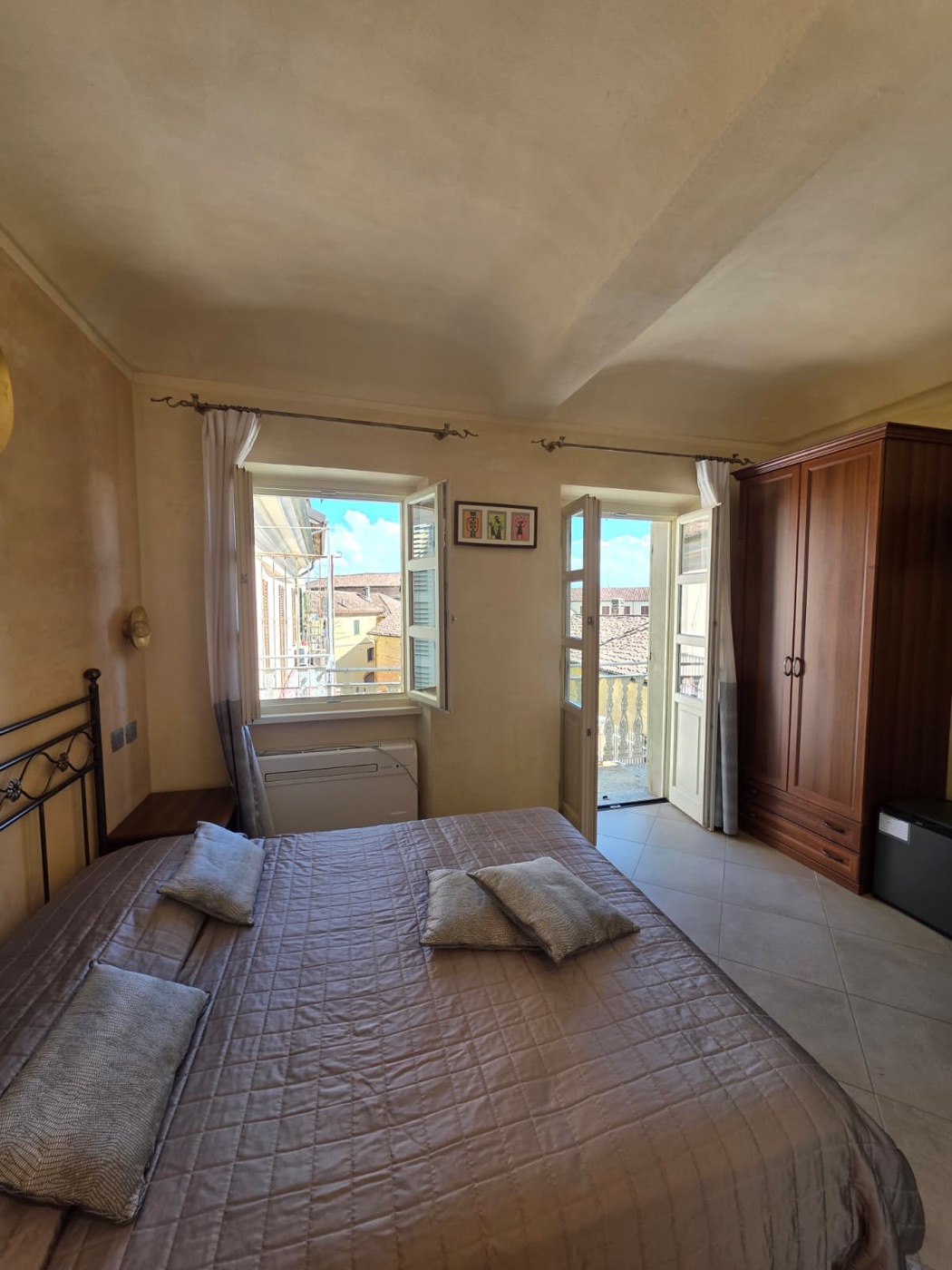 Camera Luxury &middot; letto e finestre aperte