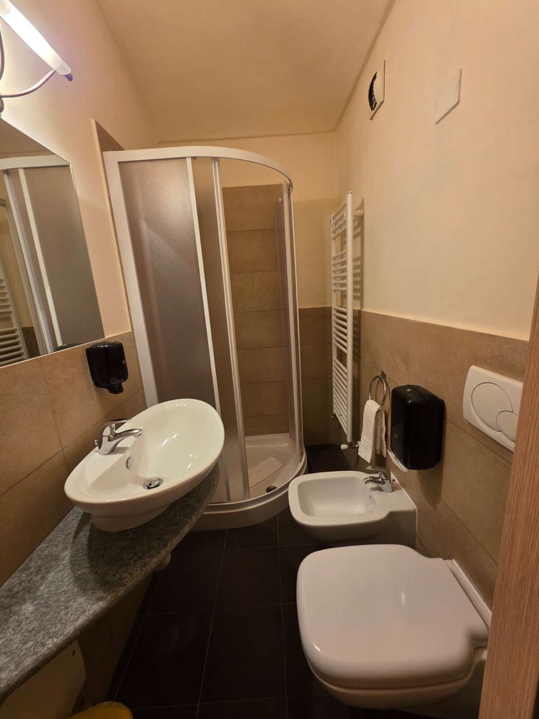 Camera Standard &middot; bagno con doccia